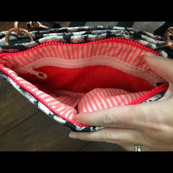 SOLD☹️HP🎉NWOT Lululemon Hip to be Free Bag - Picture 5 of 6
